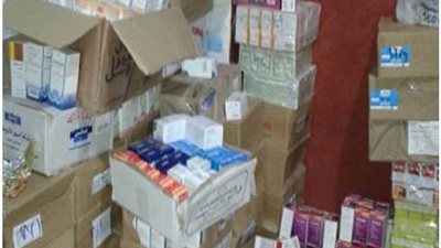 ضبط مخزن أعلاف وكميات كبيرة من مستحضرات التجميل