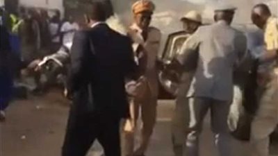شاهد.. اشتعال النيران في سيارة رئيسي السنغال ومالي