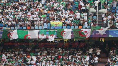 الجماهير الجزائرية تملأ مدرجات الثالثة 