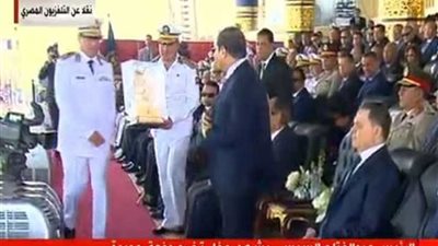 رئيس أكاديمية الشرطة يهدي السيسي نموذجًا مجسمًا لمبنى الداخلية كهدية تذكارية