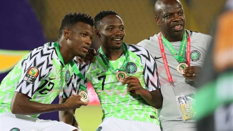 نائب رئيس كاف يسلم