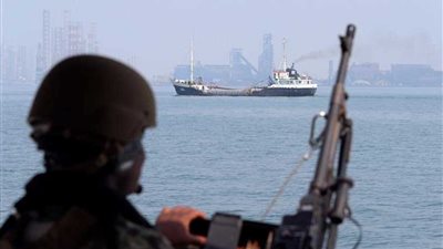 السلطات الأمريكية تطلق تحذيرا للسفن التي تعبر مضيق هرمز