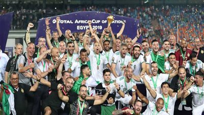 الرئيس الجزائري للاعبي المنتخب: فوزكم بكأس الأمم الافريقية حدث رياضي تاريخي