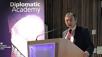 سفير مصر في لندن يلقي محاضرة بالأكاديمية الدبلوماسية التابعة للخارجية البريطانية
