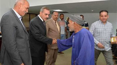 محافظ أسيوط يسلم 12 عقد تقنين جديدًا ويشدد على مواصلة الجهود لإنهاء إجراءات منظومة أملاك الدولة