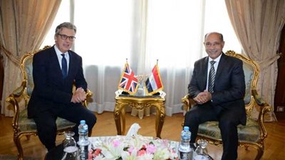 السفير البريطاني يعتذر لوزير الطيران بسبب تعليق الرحلات وعدم إبلاغ مصر بالقرار