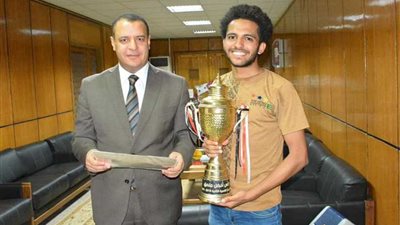 طالب بجامعة أسيوط يحصد المركز الأول على مستوى الجمهورية في المسابقة القمية لأفضل ملصق