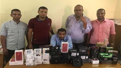 جمارك قسطل تضبط محاولة تهريب أجهزة تنصت وسماعات