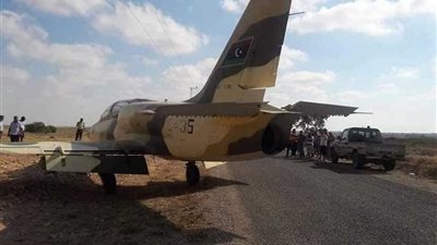 بالصور.. طائرة حربية ليبية تهبط أضطرارياً على طريق في تونس