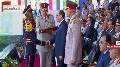 الرئيس السيسي يكرم أوائل خريجي الكليات العسكرية والمعهد الفني للقوات المسلحة