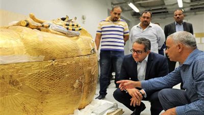 الآثار :بدء أعمال التعقيم الخاصة بالتابوت المذهب لتوت عنخ آمون بالمتحف الكبير