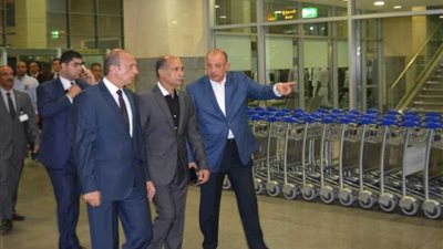 وزير الطيران يتفقد مطار برج العرب لمتابعة سفر حجاج بيت الله الحرام