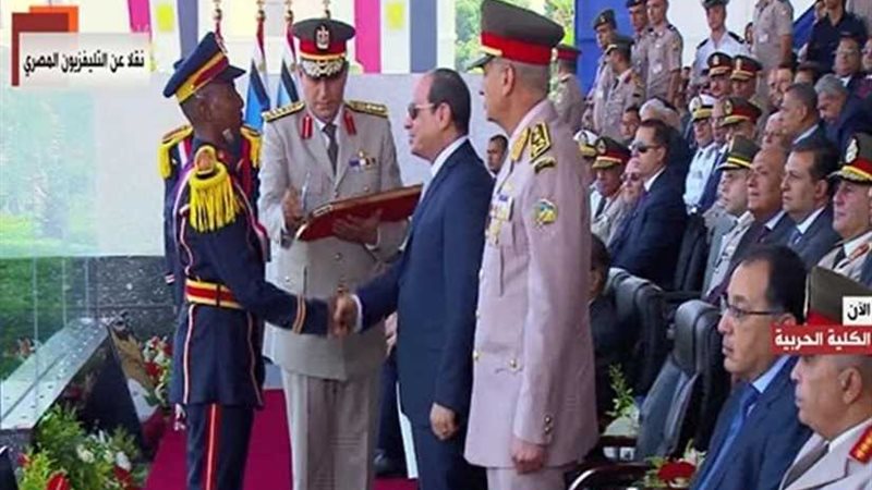 الرئيس السيسي يكرم