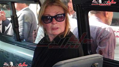 شاهد يسرا تنهار في جنازة والدتها.. وعمرو يوسف يحمل النعش