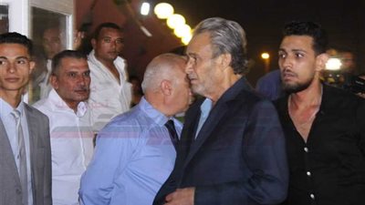 شاهد.. أخر ظهور للفنان فاروق الفيشاوى فى عزاء عزت أبوعوف