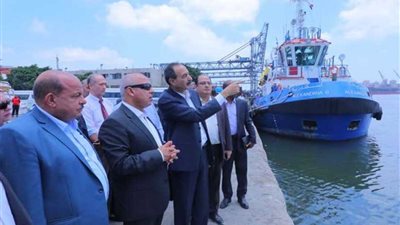 وزير النقل يتابع تنفيذ مشروعات بميناءي الإسكندرية والدخيلة ومحاور الربط غرب الإسكندرية