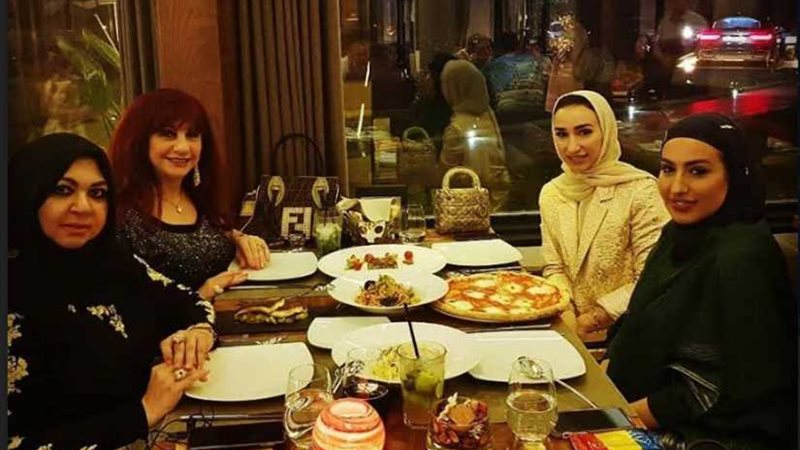 قبل انطلاق عرض أزيائها..