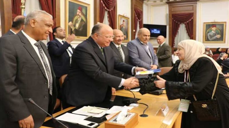 محافظ القاهرة يوزع