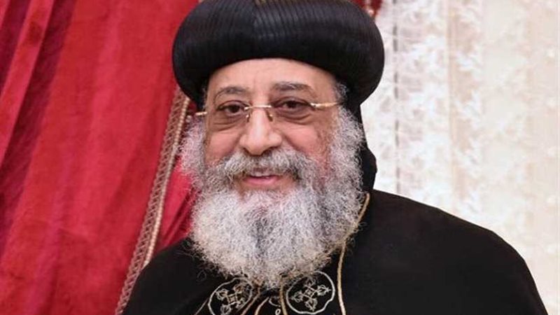 البابا تواضروس يهدي