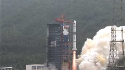 الصين تنجح بإطلاق دفعة من الأقمار الجديدة إلى الفضاء
