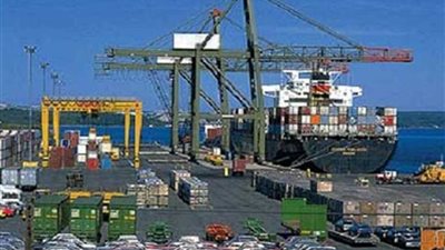 تداول 391 شاحنة بضائع و222 سيارة بموانئ البحر الأحمر