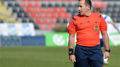 طاقم حكام مجري للقمة 118