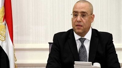 وزير الإسكان يستعرض جهود الوزارة فى تطوير المناطق غير الآمنة