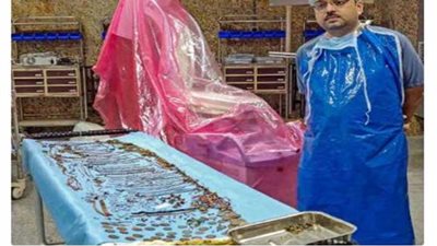 شاهد.. الأطباء يستخرجون 