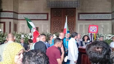 الإمبراطورة بهلوي تضع إكليل الزهور على قبر السادات (صور)