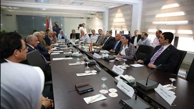 محافظ القليوبية يشارك مناقشة الاستعدادات لمواجهة نوبات تلوث الهواء