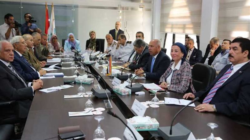 وزيرة البيئة تناقش