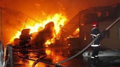 إخماد حريق هائل بمصنع بلاستيك بشبرا الخيمة