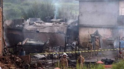 باكستان.. قتلى في سقوط مقاتلة وتحطمها فوق مبانٍ سكنية