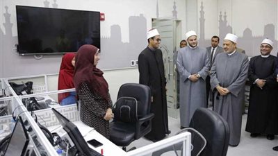 الإمام الأكبر يتفقد مركز الأزهر للفتوى الإلكترونية