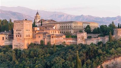 أمير بلا هوية يبحث عن التاريخ في محيط قصر 