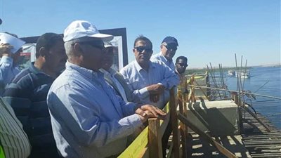 وزير النقل يتابع تنفيذ 4 محاور على النيل بأسوان وقنا