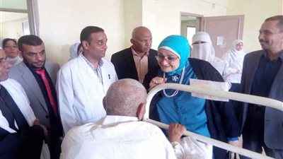 مديرة صحة الجيزة تتابع الحالة الصحية لـ76 مواطنا أجروا جراحات في قافلة أطفيح