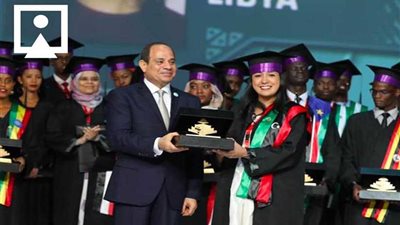 الرئيس السيسي يكرّم بعض النماذج الواعدة من الشباب الإفريقي