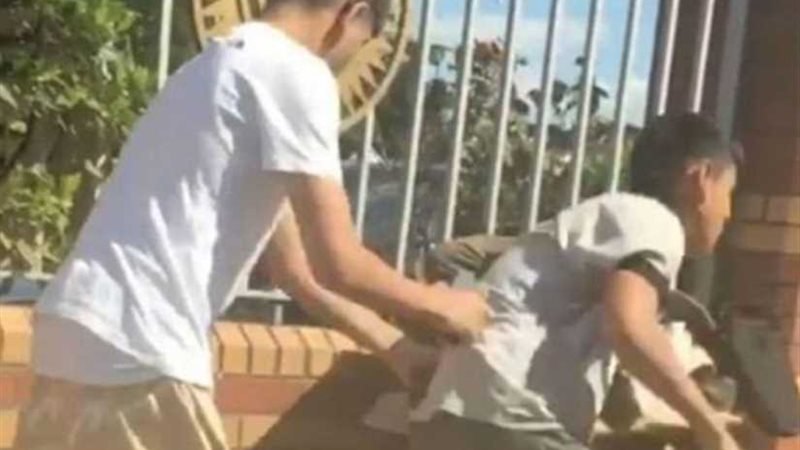 يسرقان مشردًا على