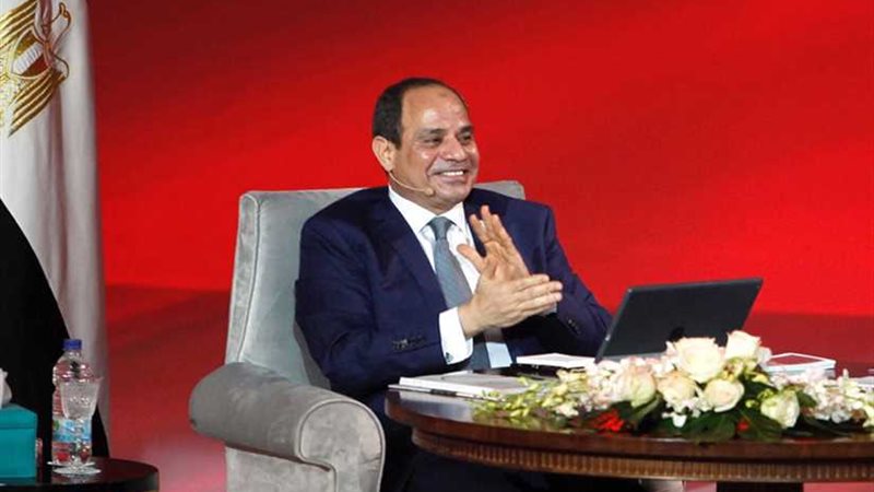 السيسي يكرم عددا