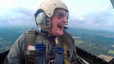 بريطانيا تودع بطلاً من الحرب العالمية بعد ساعات من الاحتفال بعيد ميلاده المائة (صور)