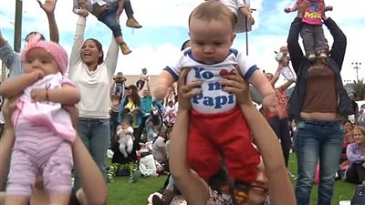 مهرجان جماعي للأمهات بكولومبيا للعودة للرضاعة الطبيعية (فيديو)