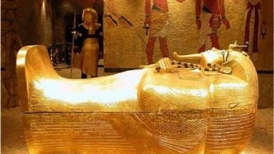 ٣٠ قناة محلية وعالمية و ٢٠ كاميرا لتصوير أول عملية ترميم لتابوت الملك توت عنخ آمون بالمتحف الكبير