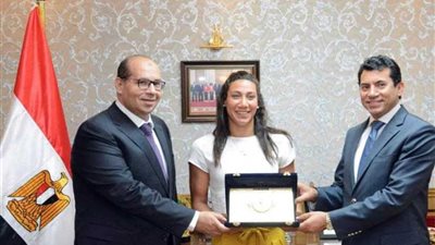 رئيس اتحاد السباحة يشكر وزير الرياضة على تكريم فريدة عثمان