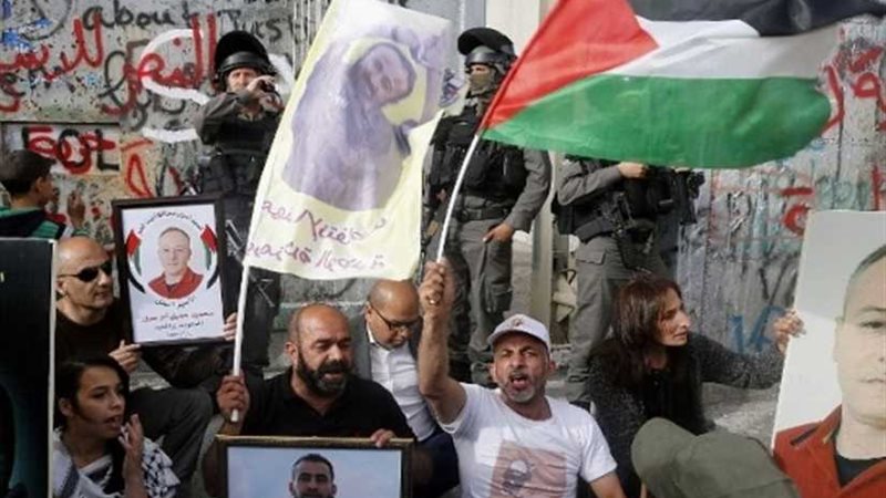 فلسطينيون يشاركون