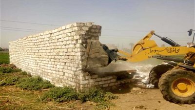 محافظ أسيوط: إزالة 10 حالات تعدٍّ على أراضي الدولة بمركز أبنوب واسترداد 590 مترا مربعا و680 فدانا من حق الشعب