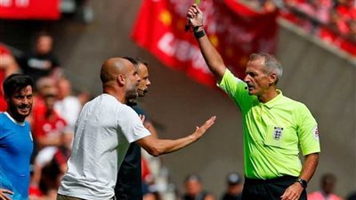 جوارديولا أول مدير فني في الدوري الإنجليزي يحصل على بطاقة صفراء.. (صور)