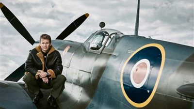 مقاتلة من الحرب العالمية تحلّق فوق 