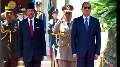 سلطان بروناي يغادر القاهرة بعد زيارة استغرقت يومين