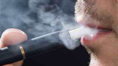 الصحة الأمريكية.. مرض غامض تسببه السجائر الإلكترونية